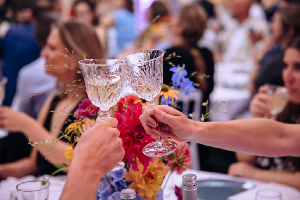 Proost tijdens Best of both worlds bruiloft
