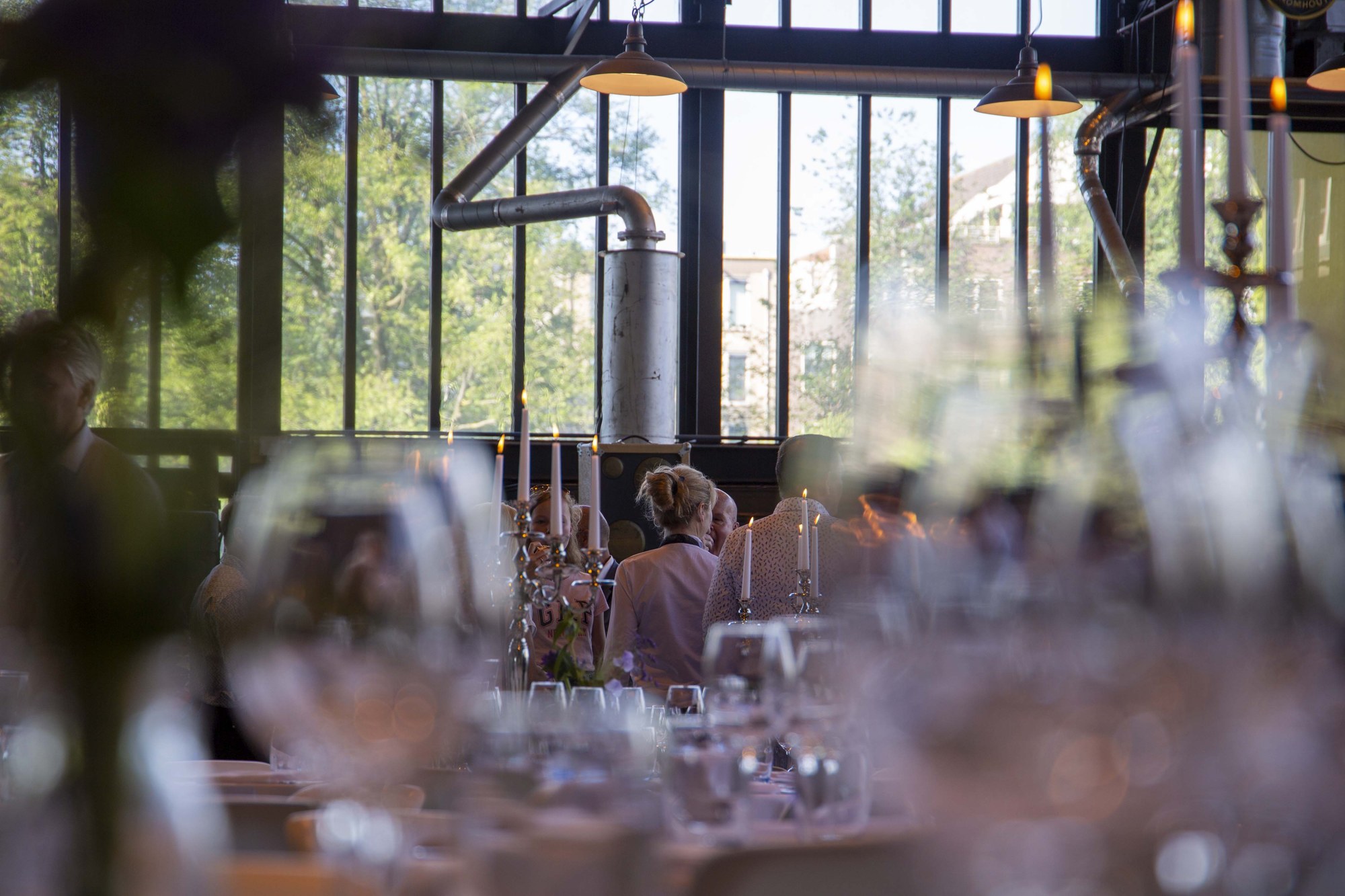Bedrijfsevent met glazen in de Siere-hal