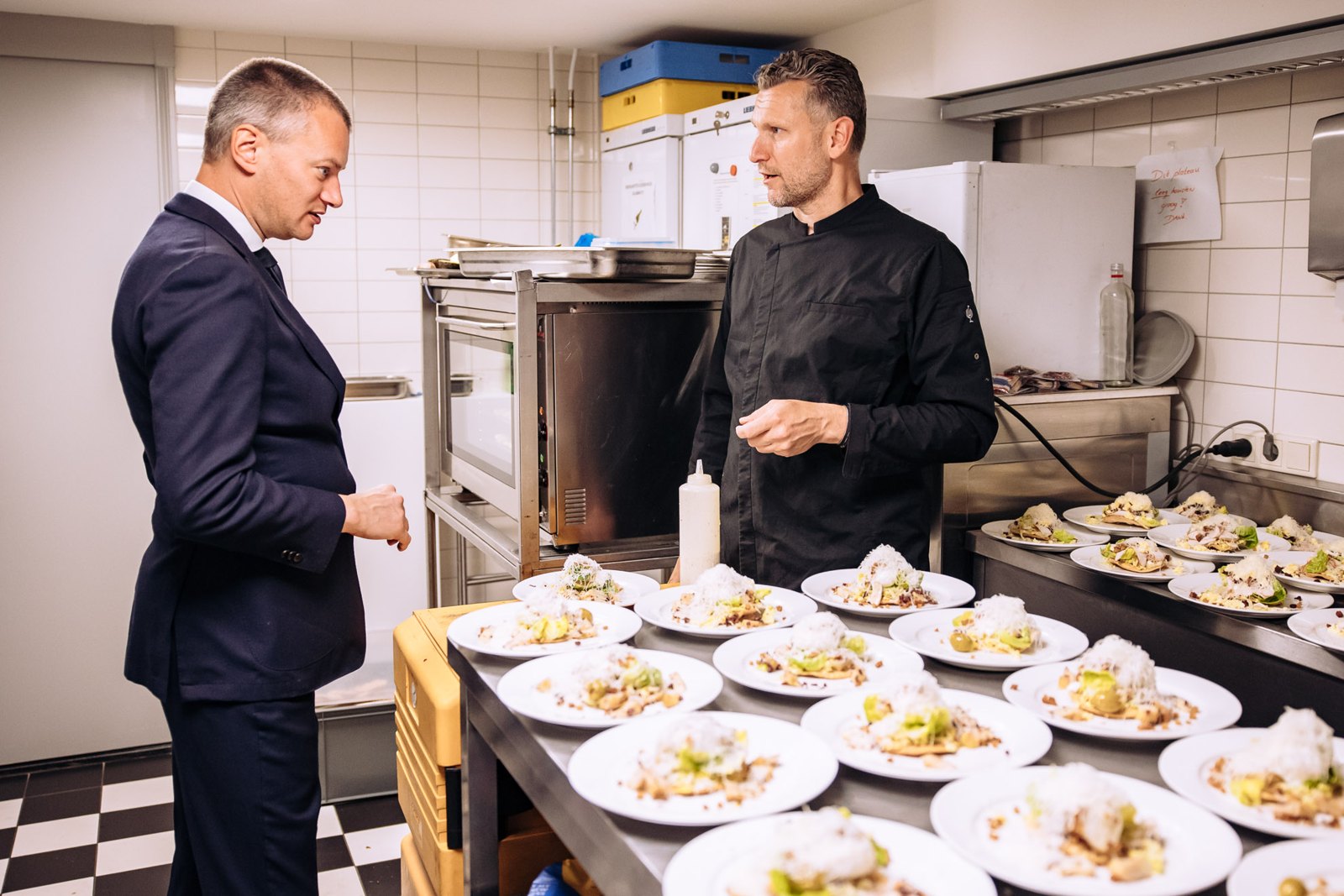 In de keuken worden de borden gecontroleerd