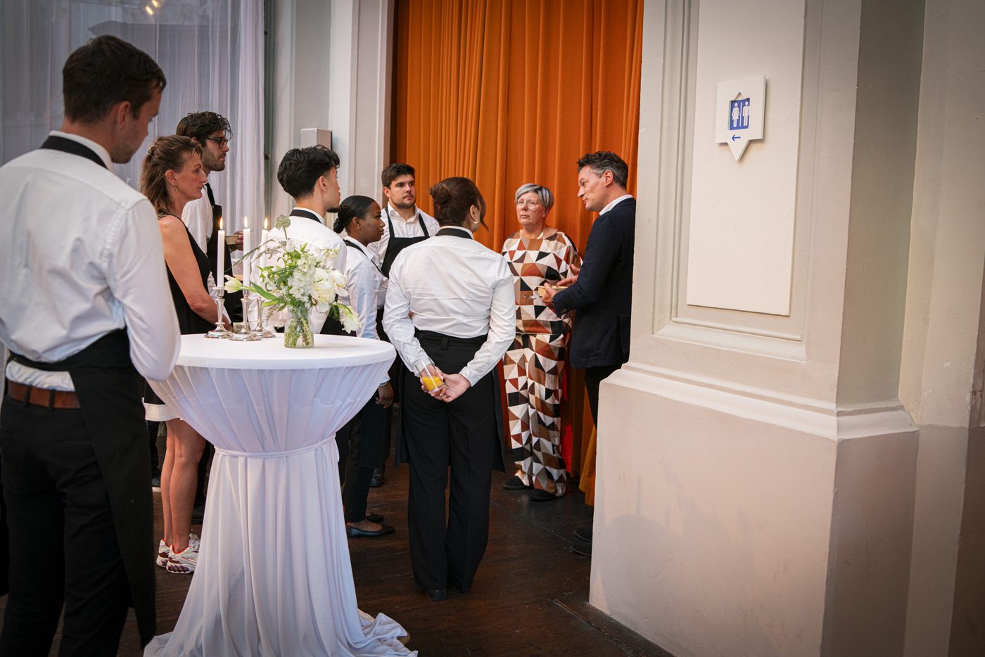 Berdien in gesprek met het team vlak voor een evenement